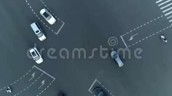 加速空中无人机旋转射击在城市的十字路口汽车和公共汽车行驶的大道日落时分视频的预览图