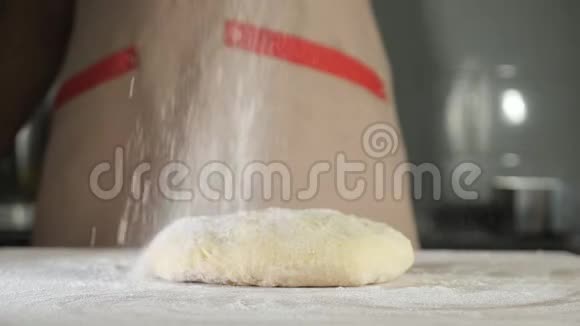 糕点厨师在桌子上撒上面粉视频的预览图