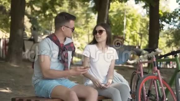 情侣们在自行车附近自拍视频的预览图