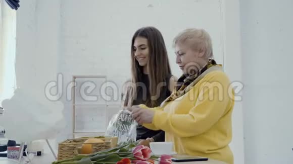 女人把菠菜放在碗里准备合成的细节视频的预览图
