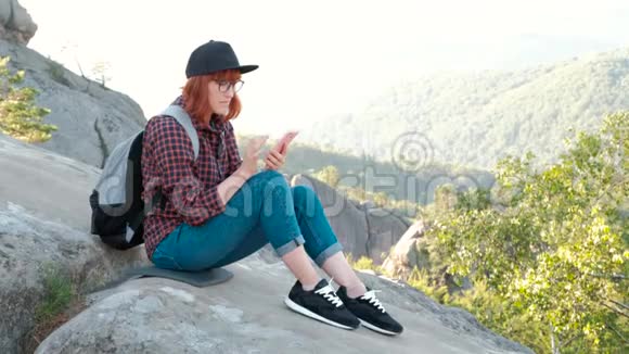 年轻女子说手机山顶风景背景概念微笑呼吸新鲜视频的预览图