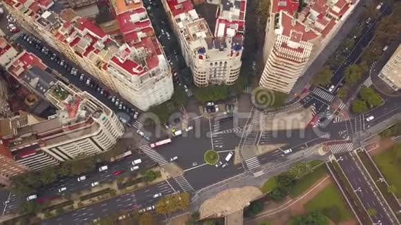 汽车在巴伦西亚的街道上行驶视频的预览图