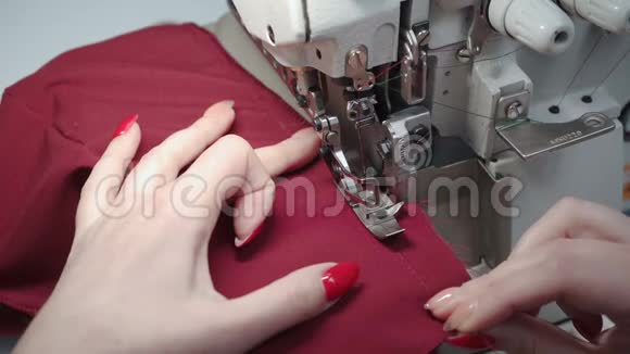 在电动大锁上拍摄裁缝女士缝纫连衣裙视频的预览图