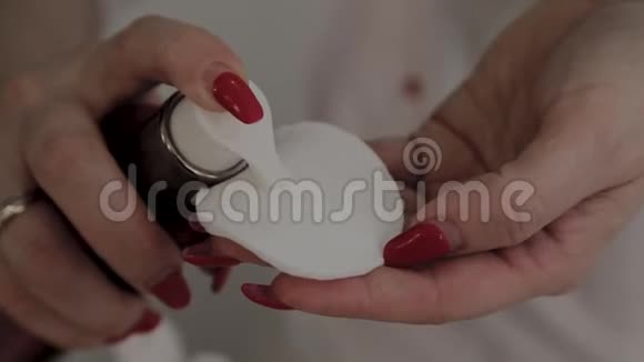 美容师在手术前将液体涂在棉垫上化妆品创新视频的预览图