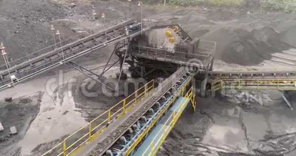 从以上露天矿山养殖分选开采煤炭采掘业从移动皮带坠落的顶视煤视频的预览图