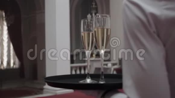 盛满香槟的酒杯由服务员端着准备在宴会上享用视频的预览图