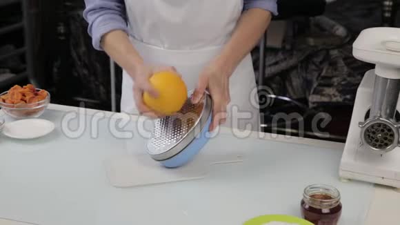 糖果切割橘皮柑橘泽斯特光栅剥皮橘皮视频的预览图