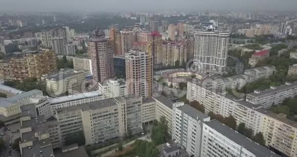 基辅市的鸟瞰图日落时分飞过现代建筑城市4k4096x2160像素视频的预览图