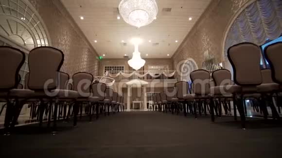 婚礼上接待区的一张椅子视频的预览图