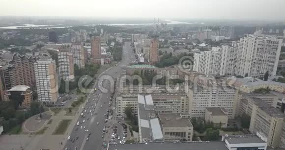 空中观景城市交通道路的无人机镜头基辅市视频的预览图