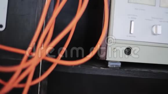 用连接的橙色电缆特写新的灰色模拟音乐放大器视频的预览图