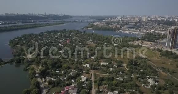 奥索科基和波兹尼亚基区城市景观鸟瞰图基辅路和现代摩天大楼4k4096x2160视频的预览图