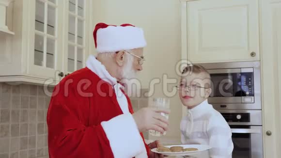 圣诞老人向男孩求婚他们都在吃饼干视频的预览图