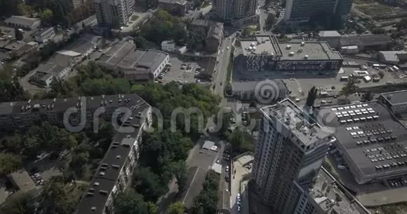 从空中俯瞰基辅市中心的摩天大楼前往4k4096x2160视频的预览图