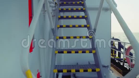 锚处理拖轮供应船AHT绞车的视图视频的预览图