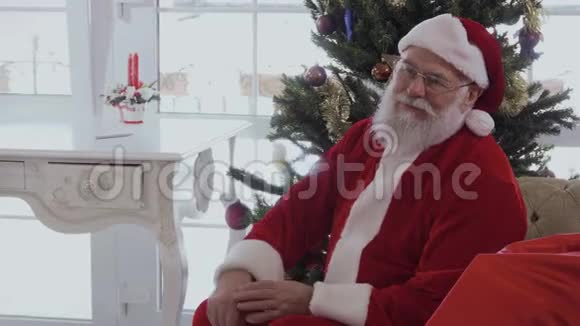 圣诞老人看完小男孩的愿望单后给他礼物视频的预览图