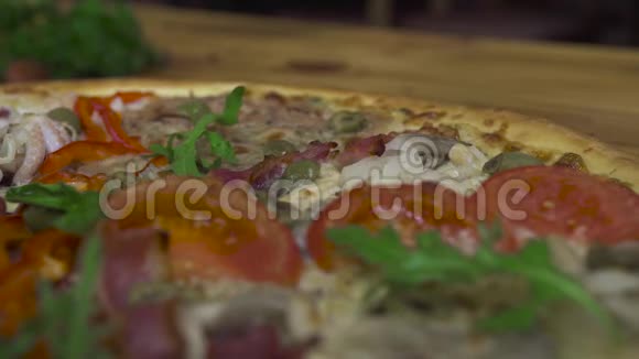 食品设计理念厨师在意大利比萨店用新鲜的香草装饰煮熟的比萨饼准备意大利食物视频的预览图