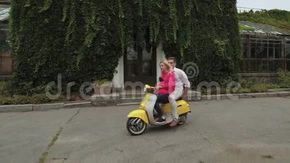 一对漂亮的夫妇在公园里骑摩托车无人机射击视频的预览图