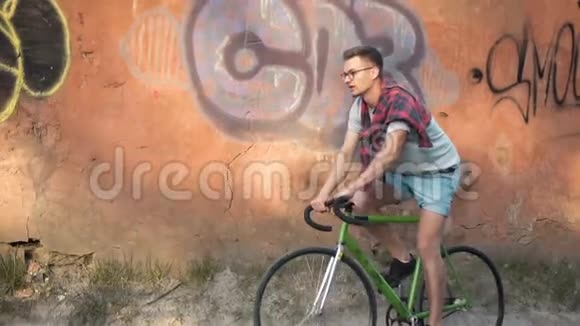 男孩骑自行车靠近涂鸦墙视频的预览图