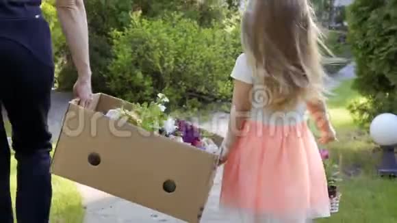 小女孩帮她妈妈拿着装有花的寻欢卡片盒视频的预览图