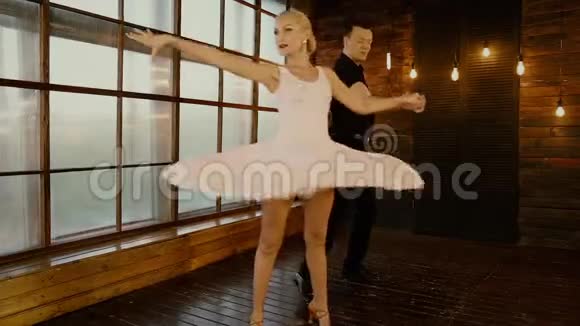 肮脏的舞蹈新婚夫妇在情人节的爱情舞蹈反对视频的预览图