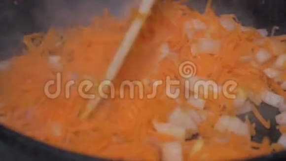 在煎锅中加入油炸洋葱和胡萝卜视频的预览图