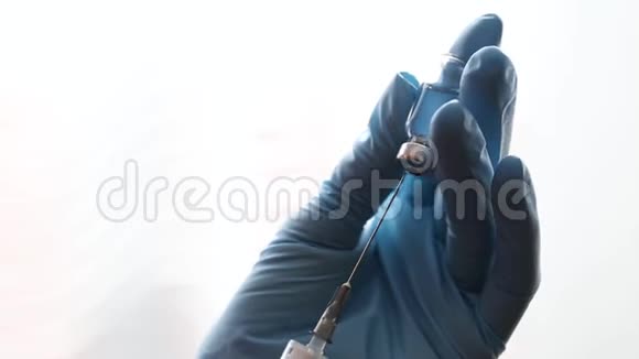 医生用注射器一只蓝色手套特写镜头视频的预览图