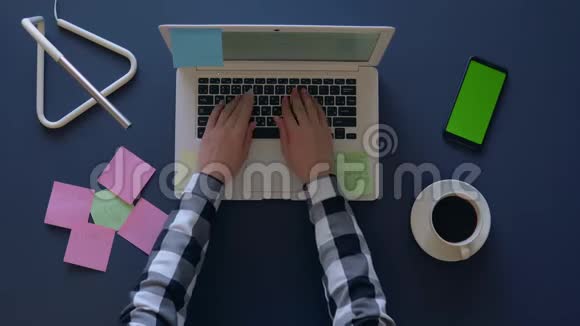 商务女性坐在桌子旁喝咖啡时在笔记本电脑上打字带有商业创意和电话的贴纸视频的预览图