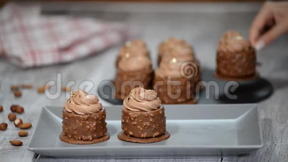 法式蛋糕里面有焦糖和坚果用巧克力釉覆盖的豪华甜点视频的预览图