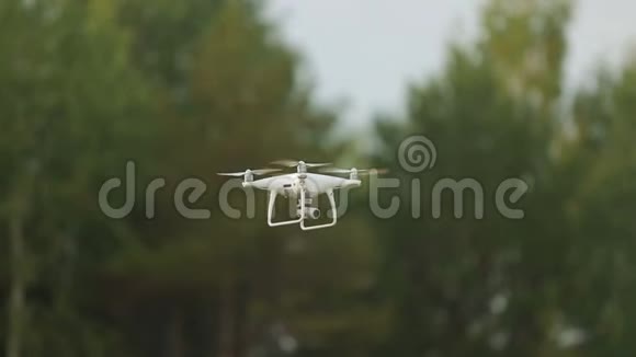 四架直升机无人机飞行视频的预览图