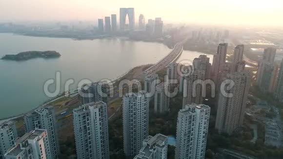 中国苏州2019年04月01日日落时空中拍摄住宅公寓楼对社区的空中射击视频的预览图
