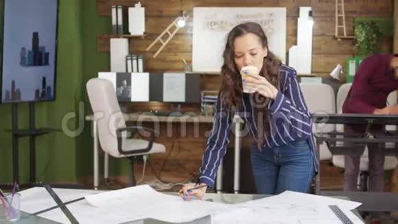 女建筑工程师喝咖啡视频的预览图