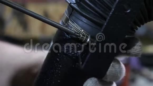 男人手用螺丝刀拧紧软管夹子特写视频的预览图
