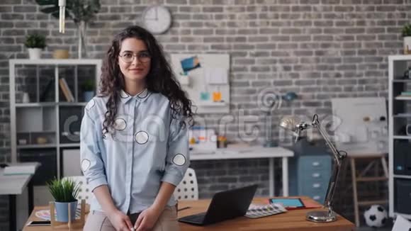 美丽的女企业家站在办公室独自微笑的肖像视频的预览图