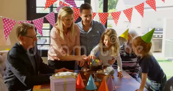 4k客厅家庭装饰生日蛋糕视频的预览图