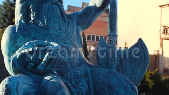 皇冠上美丽的海王星铜像或石像左手握三叉戟另一只手拿贝壳视频的预览图