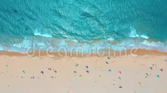 空中观景海洋海浪风筝在蓝色的海洋中从天空中冲浪视频的预览图