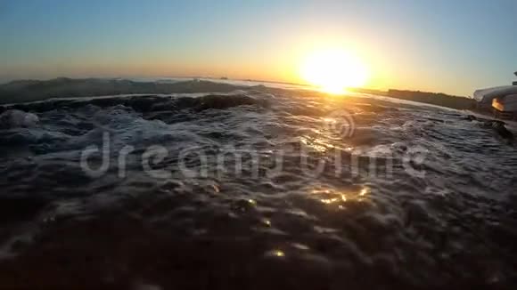 日落时海水表面有气泡美丽的海景视频的预览图