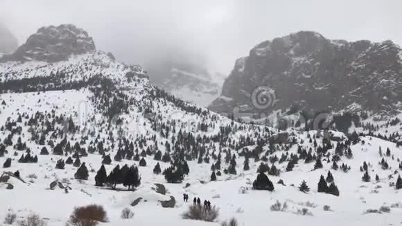 登山者在雪天徒步旅行视频的预览图