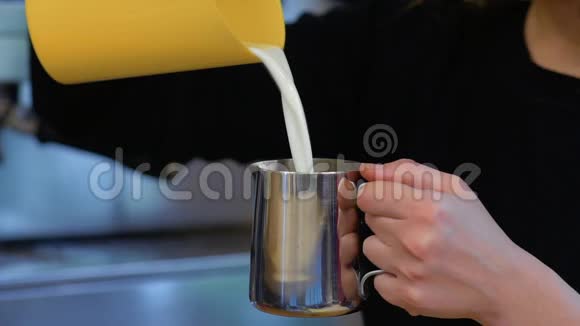电影片段咖啡师把牛奶倒进水罐里视频的预览图