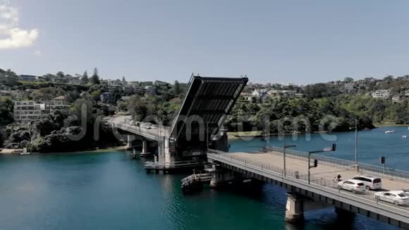 为船只建造和关闭的桥梁的空中轨道旋转桥视频的预览图