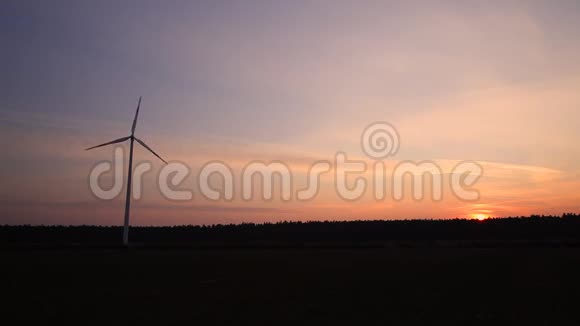 日落时电动风车发电机剪影视频的预览图