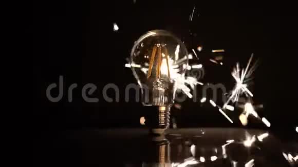 在LED灯泡后面闪烁慢运动与火花偏离焦点视频的预览图
