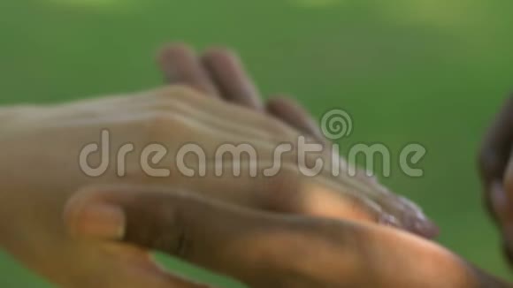戴着订婚戒指的美国黑人男子的手在女朋友的手指上夫妇视频的预览图