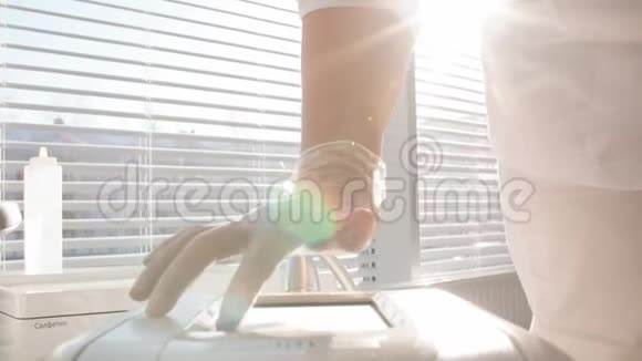 年轻女子躺在医疗沙发上腹部有冷却元素视频的预览图