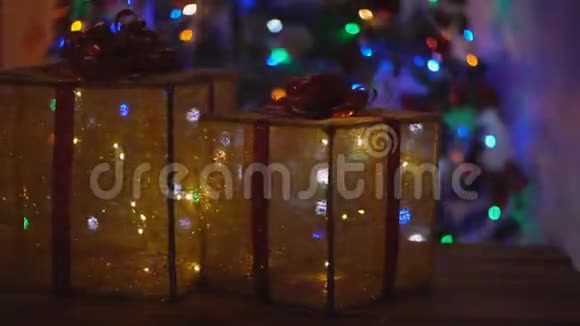 圣诞树背景上的装饰盒视频的预览图