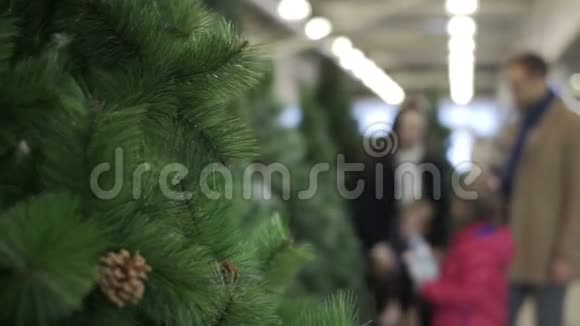 概念圣诞购物在购物中心买圣诞树的人视频的预览图