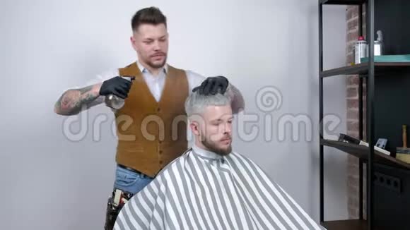一个专业的婴儿用水梳理发型金发的男性客户视频的预览图