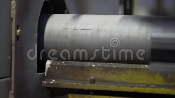 铝挤压生产线工厂生产复杂的轻质挤压铝金属型材视频的预览图