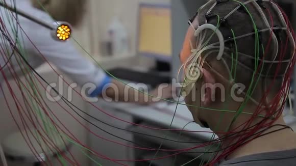 一名男性患者使用新的电子医疗技术进行医学研究医学网络技术视频的预览图